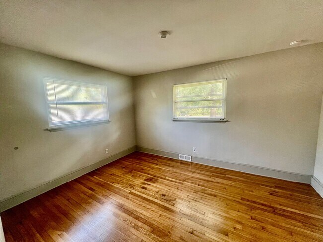 Building Photo - This Beautiful 4 bed 2.5 bath brick ranch ...