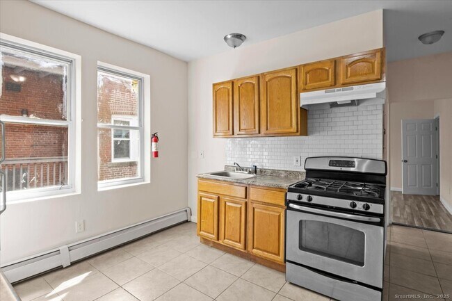 Building Photo - 204 Magnolia St