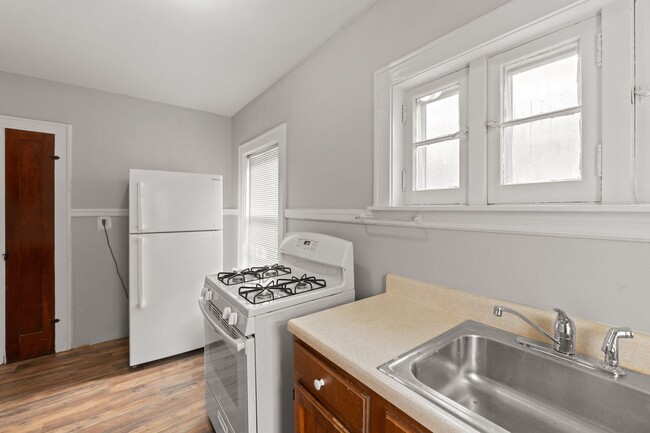 Building Photo - Jump on this Deal! 2 bedroom 1 bath Near N...