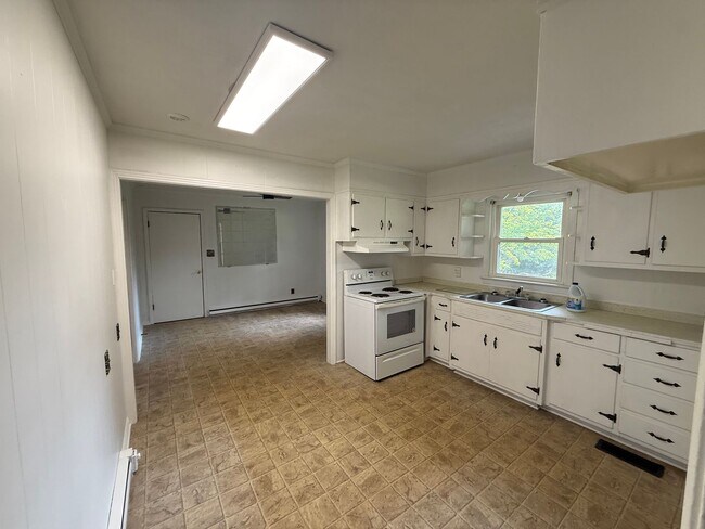 Building Photo - 3 Bed/1.5 Bath House