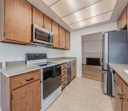 Building Photo - SPACIOUS 2 Bed Townhouse in Garden Grove