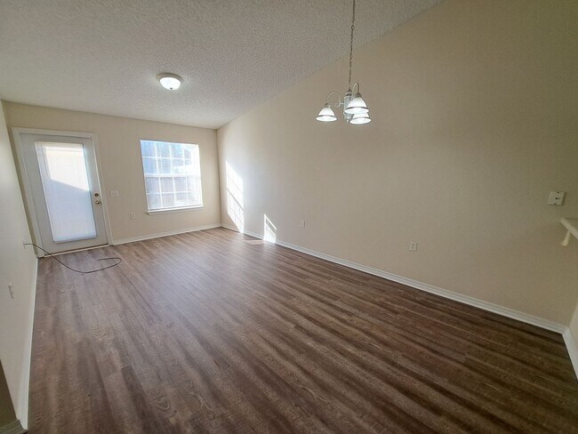 Building Photo - Cute 2BR/1BA in NE Pensacola