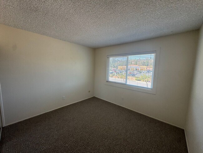 Building Photo - Updated 2 Bed / 1 Bath Condo in Lakeside