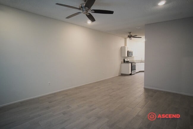 Building Photo - Apartment in Central Bakersfield!
