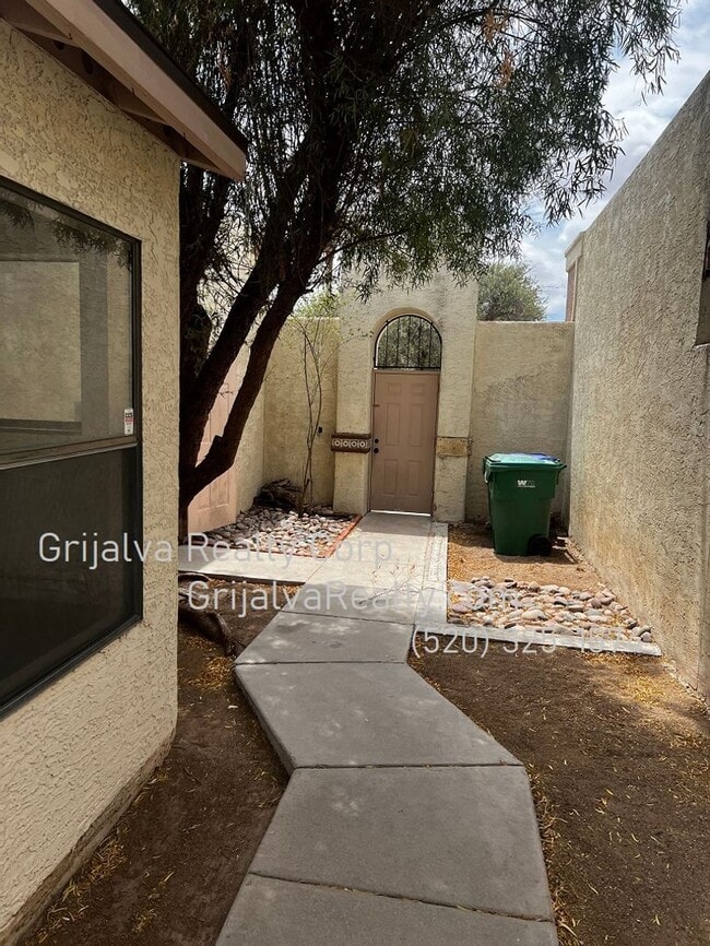 Building Photo - 3 Bedroom, 2 Bath Townhouse For Rent  (Los...