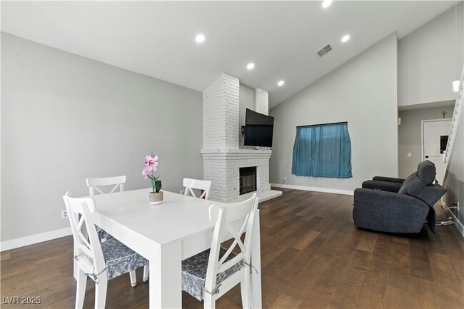 Building Photo - 3280 Dayflower St