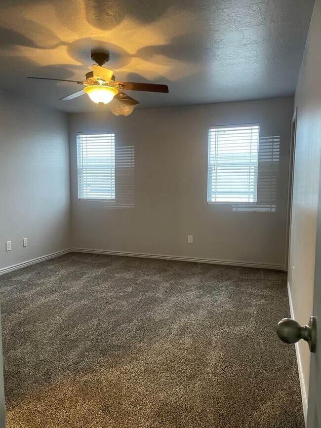 Building Photo - SMV-664 B