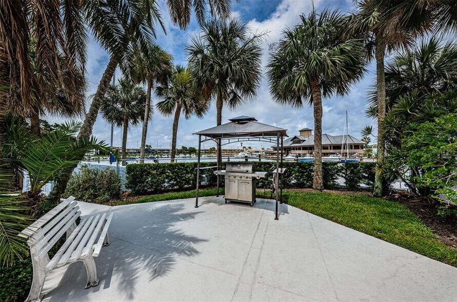 Building Photo - 4939 Floramar Ter