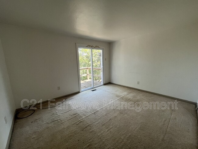 Building Photo - 339 Dersam St