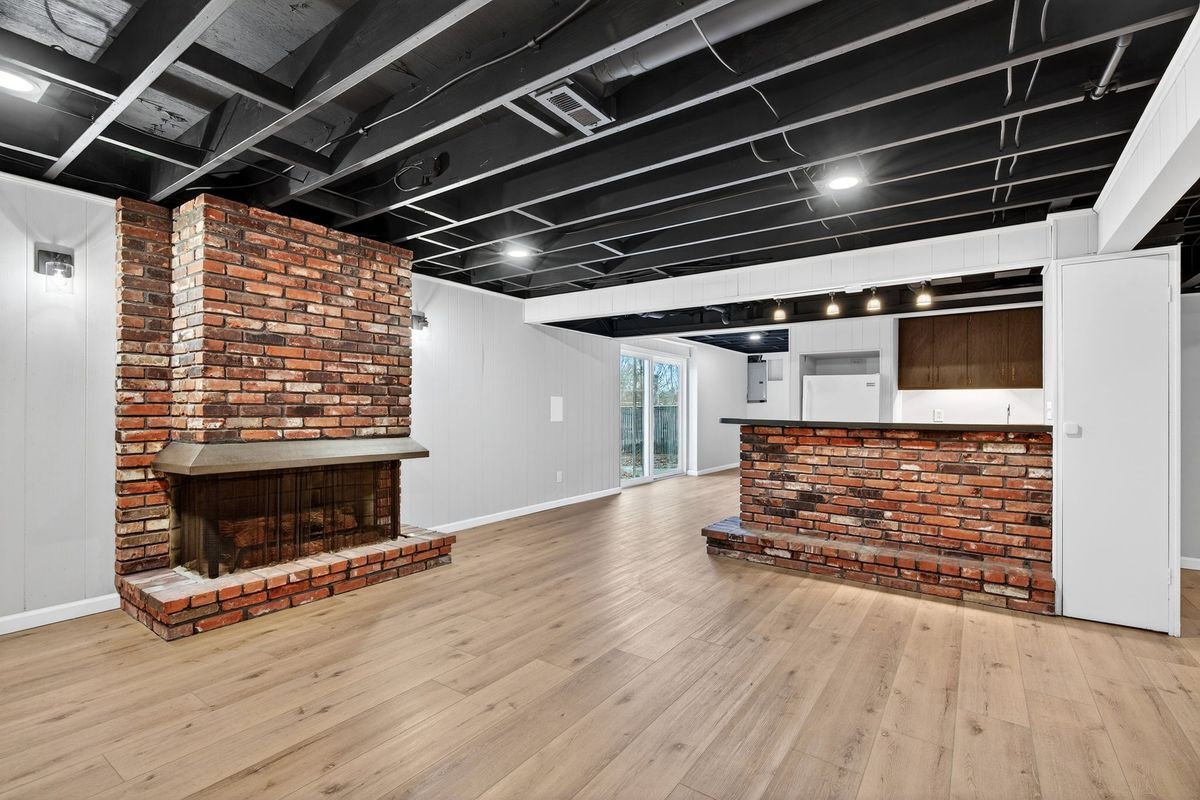 Building Photo - 5016 Fernhill Dr