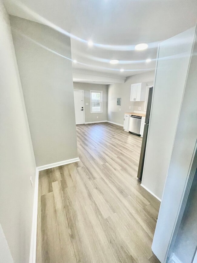 Building Photo - Welcome to this charming 3-bedroom, 1-bath...