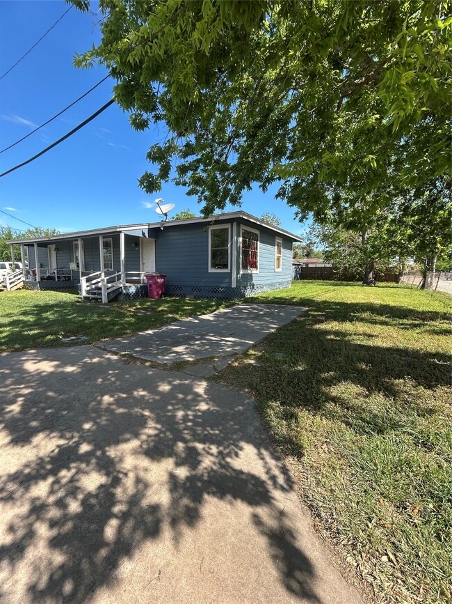 Building Photo - 1102 W 10th St