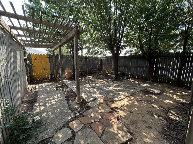 Building Photo - Beautiful House Located On Cul-De-Sac & Do...