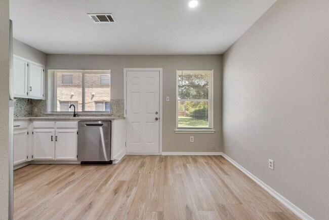 Building Photo - Completely Remodeled Triplex Unit 2 bed 1....