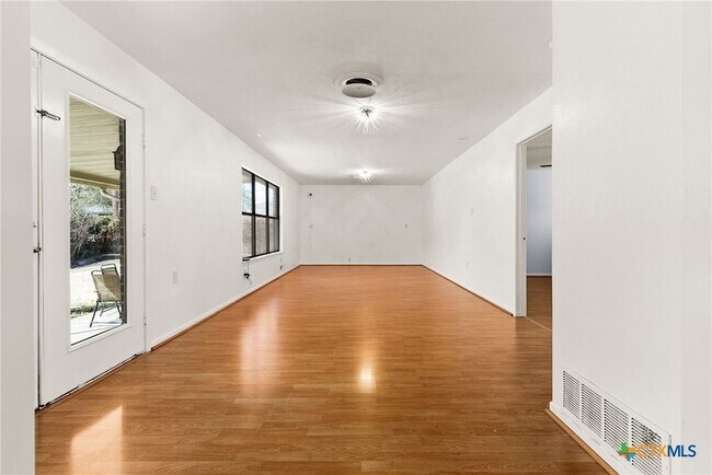 Building Photo - 204 Oak St