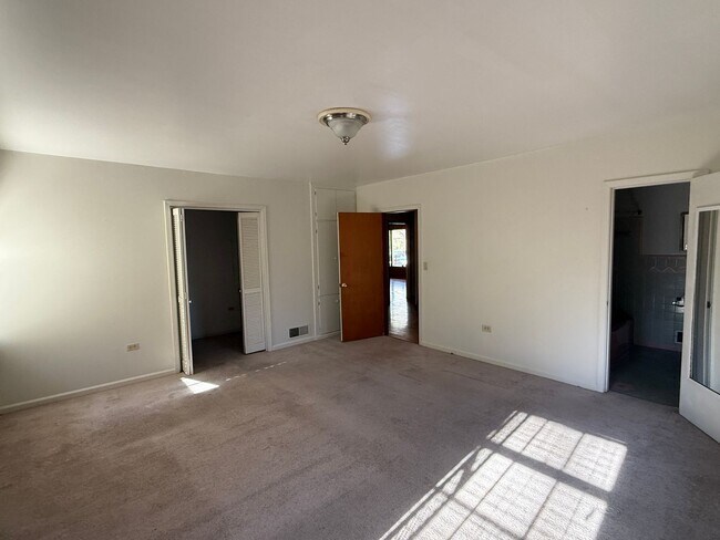 Building Photo - Pinson - Open Floor Plan with Large Living & Family Rooms 2 Bedrooms 2 Bath over 2500 sqft