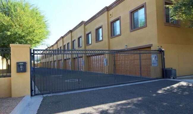 Building Photo - 3 Bed | 3.5 Bath - Biltmore Luxury Townhom...