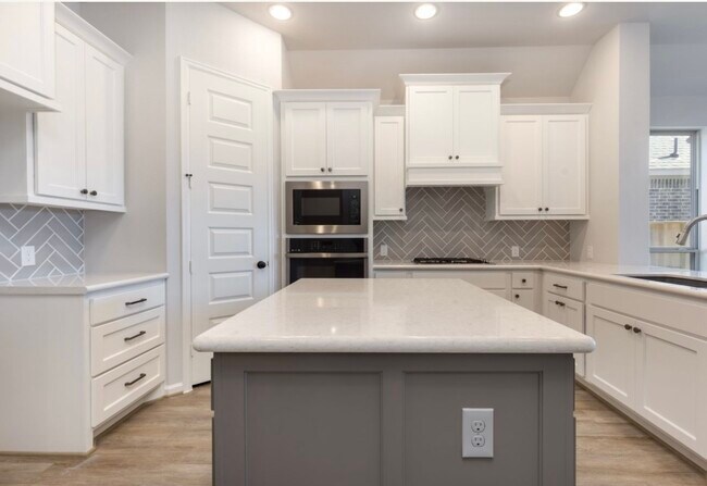 Building Photo - 5034 Morrison Dr