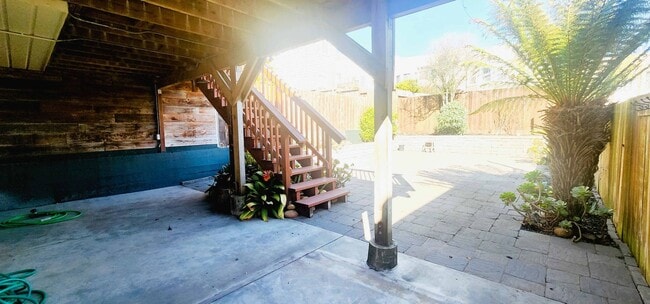 Building Photo - SPACIOUS PARKSIDE SINGLE-FAMILY HOME WITH ENCLOSED PATIO — AVAILABLE NOW!