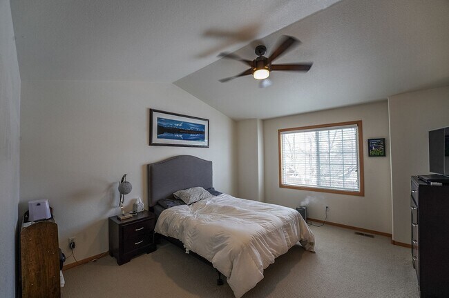 Building Photo - Spacious 3 bed, 2.5 bath Townhome in Ridgewood Hills!