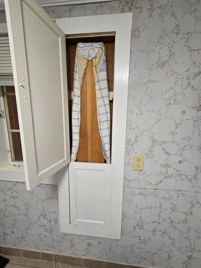 Building Photo - 96 N Main St