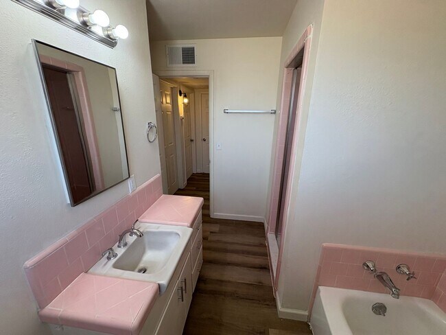 Building Photo - Updated Interior home in Dinuba near Shopp...