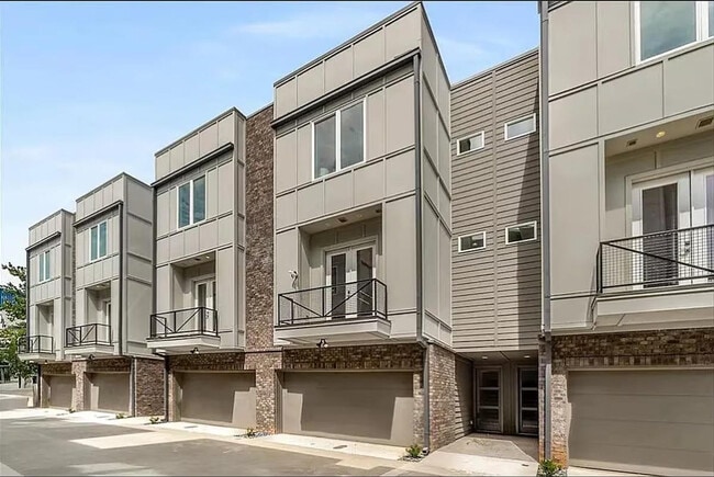 Building Photo - 1680 Memorial Dr SE