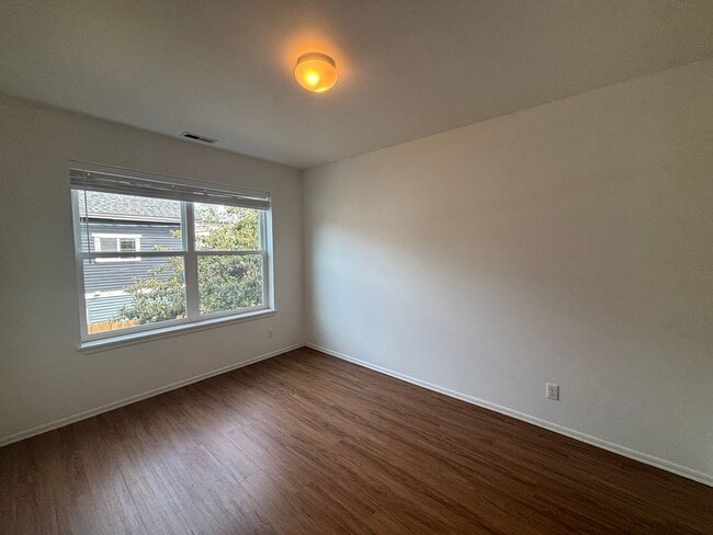 Building Photo - Available Now! Charming Home Across from Judkins Park