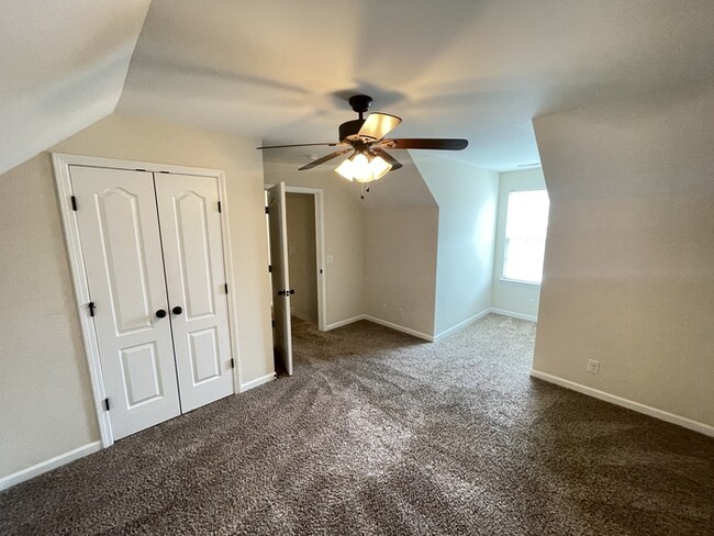 Building Photo - White House townhome- lawn care included, ...