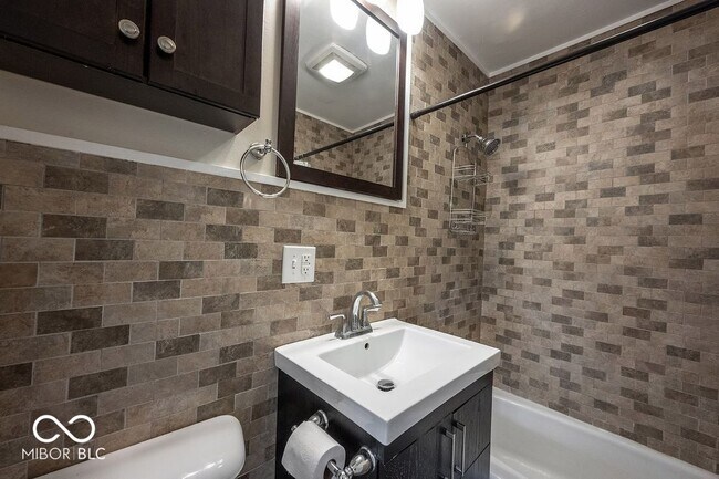 Building Photo - 140 Maple Park Dr