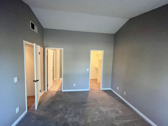 Building Photo - Gorgeous Condo for rent in Tustin Ranch