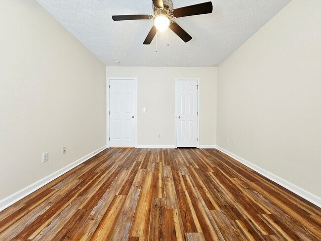 Building Photo - Three Bedroom With Large  Bonus Room