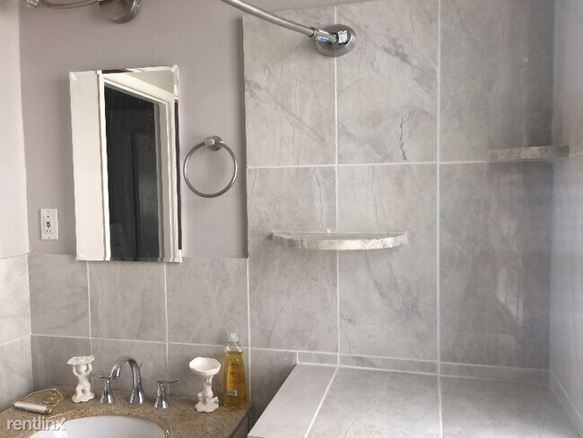 Building Photo - 2 br, 1 bath House - 617 East Moulton street