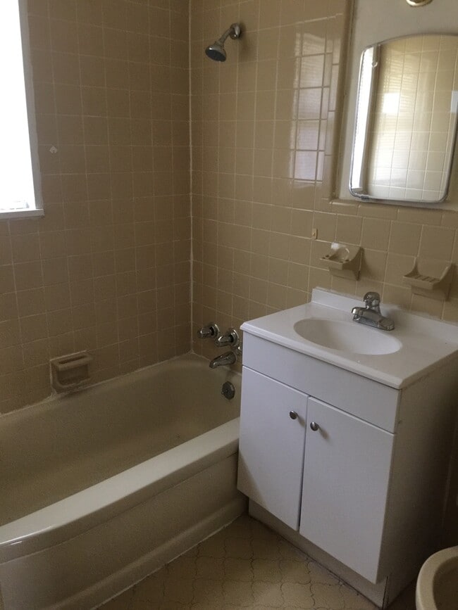 Building Photo - 3 Bed, 1 Bath Home