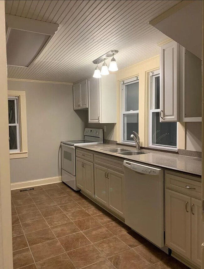 Building Photo - 2 bedrooms, great location!