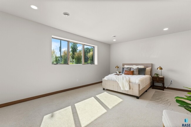 Building Photo - 2807 S Terry Ave