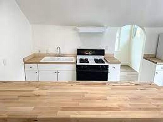 Building Photo - Upstairs 2 Bedroom Apartment with Extra St...