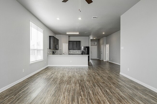 Building Photo - 521 Fallbrook Dr