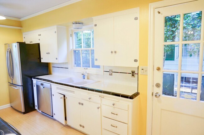 Building Photo - Beautiful Dream Home in the Southwest Hills! Call now to live amongst the trees!