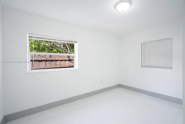 Building Photo - 1320 SW 17th Ave