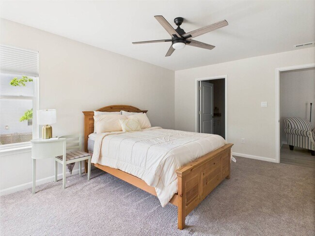 Building Photo - Stunning 5 Bedroom 4.5 Bathroom Located in...