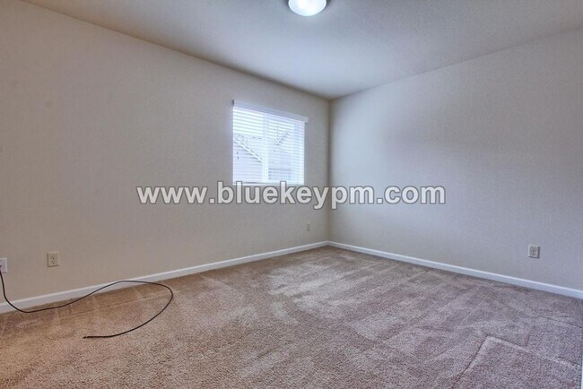 Building Photo - 3 Bed, 2.5 Bath Townhome with Upstairs Office or Tech Room