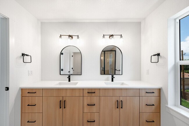 Building Photo - Brand New 3BD, 4BA Half-Duplex in Villa Park with Back Yard