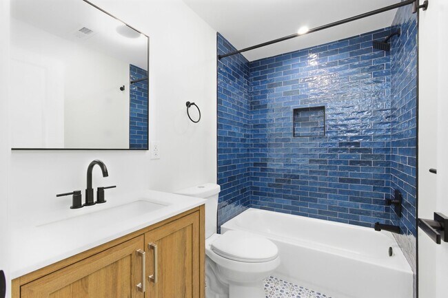 Building Photo - 2926 W Oxford St