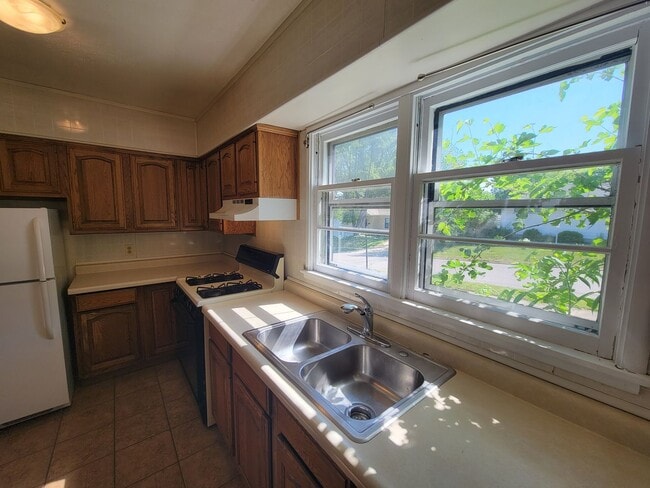 Building Photo - 2 Bedroom House