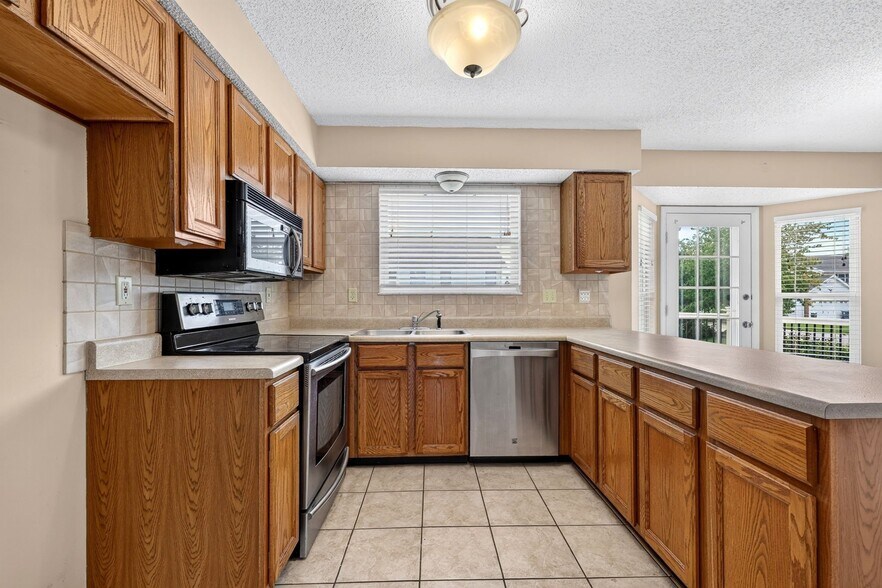 Building Photo - 2600 Northcliffe Dr