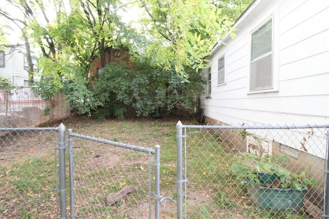 Building Photo - 613 Reagan St