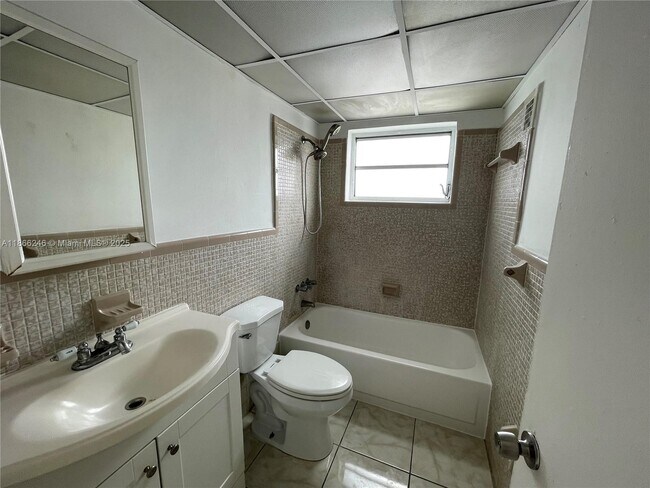 Building Photo - 1735 NE 164th St