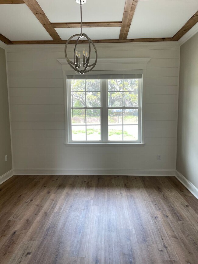 Building Photo - 4 Bedroom/3.5 Bath Home in North Lowndes C...