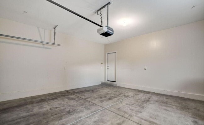 Building Photo - GORGEOUS 3 BEDROOM / 2 FULL BATH CONDO UNI...